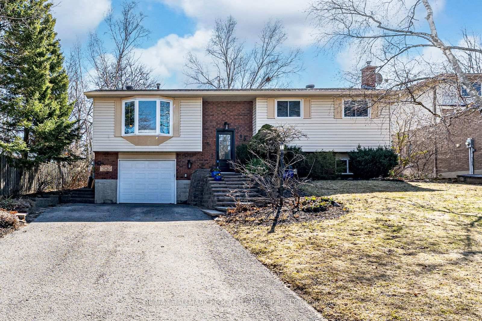 LUXURY UPGRADES amp ; NATURAL BEAUTY IN BARRIE'S ESTABLISHED EAST END !