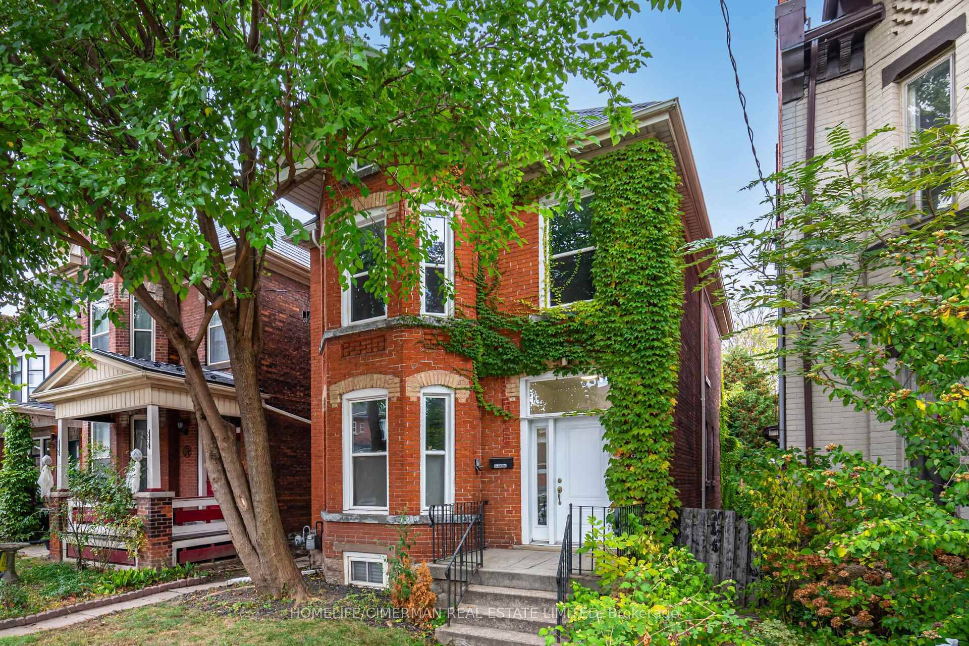 Lovely bright, and spacious 2 bedroom unit.