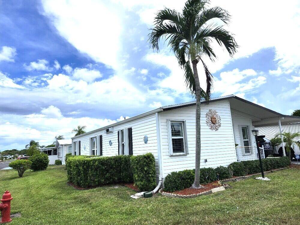 ON LARGE CORNER LOTThis beautiful home located Boynton Beach with its own sprinkler system.