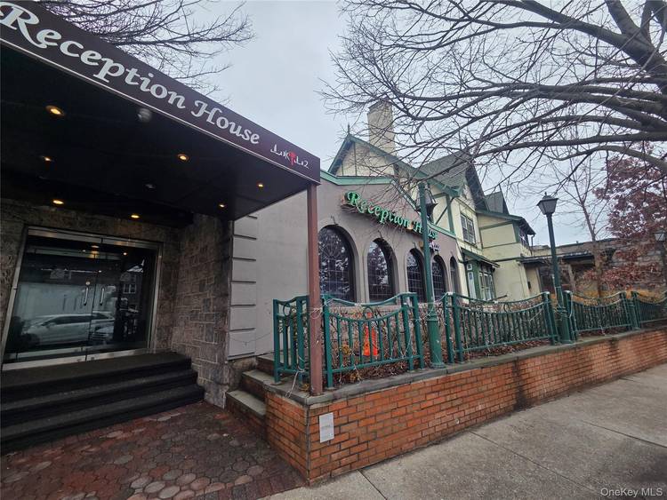 Prime corner unit located on Northern Blvd.