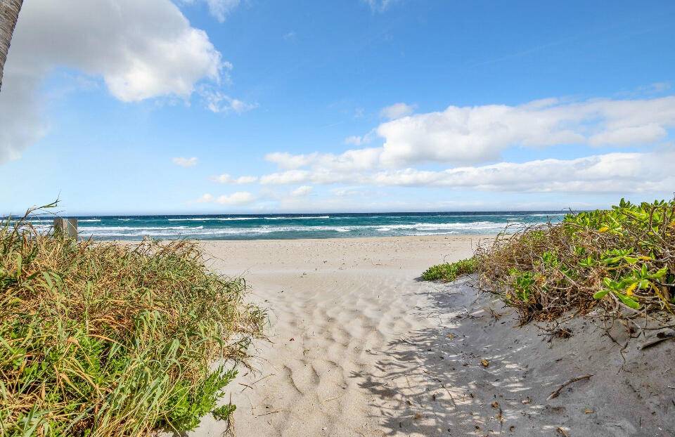 2 BED 2 BATH CONDO ON THE BEACH !