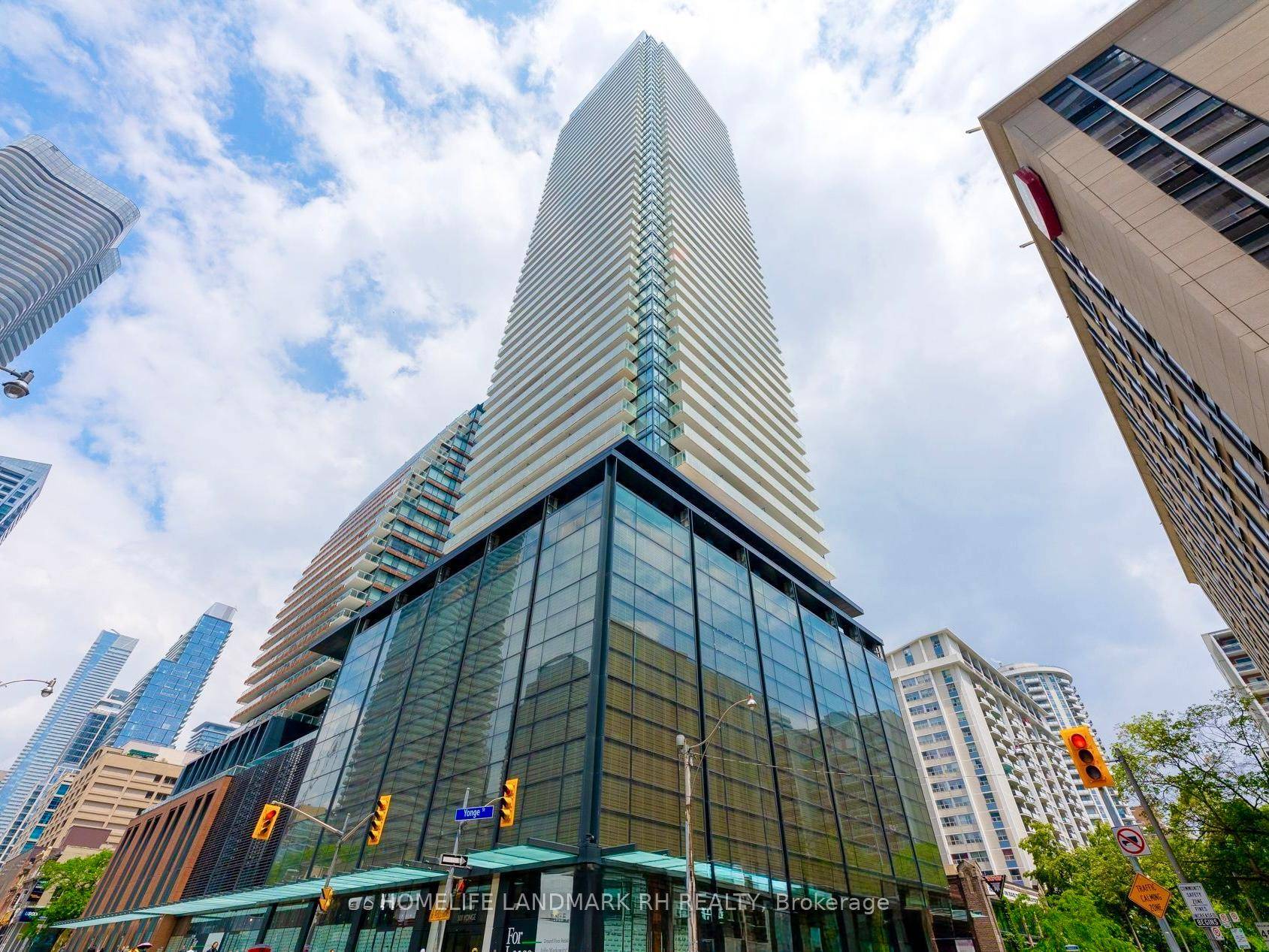 Prime Location ! 3 Yr New 1 Den Teahouse Condos !