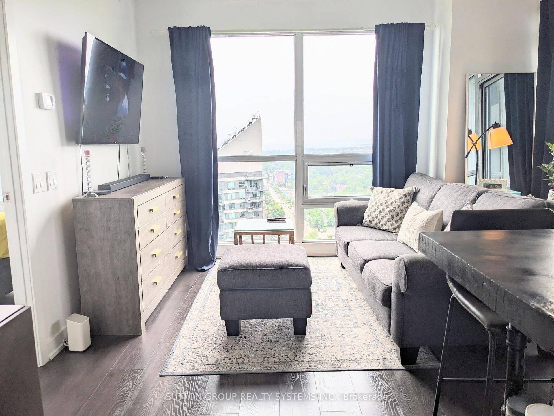 The Luxurious West Lake On Lakeshore, Beautiful Lake View, Recently Painted.