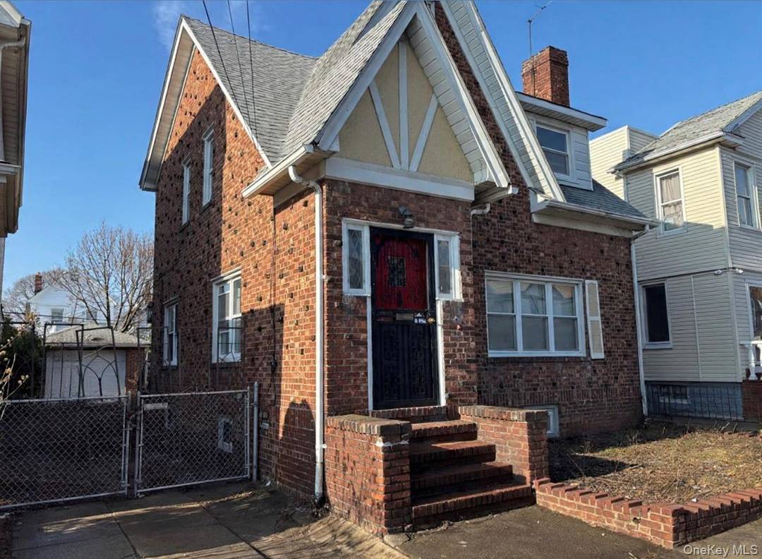 Beautiful Duplex, hardwood flooring, oversized 1 car detached garage.