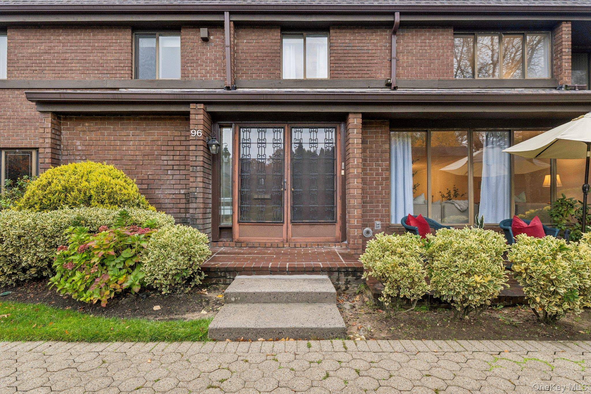 Welcome to Acorn Ponds at North Hills, a sought after gated condominium community located within the Herricks School District.