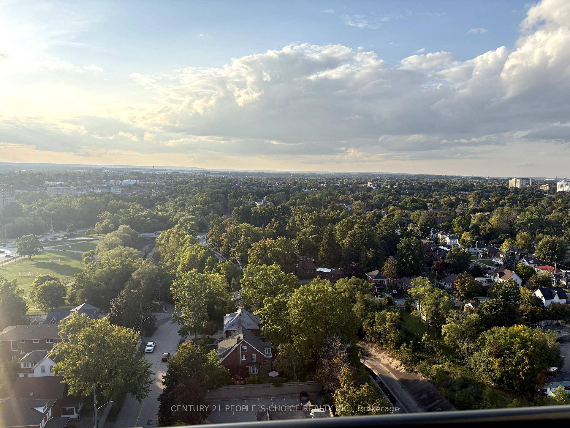 Move in ready 1 bedroom den condo for lease in Brampton !