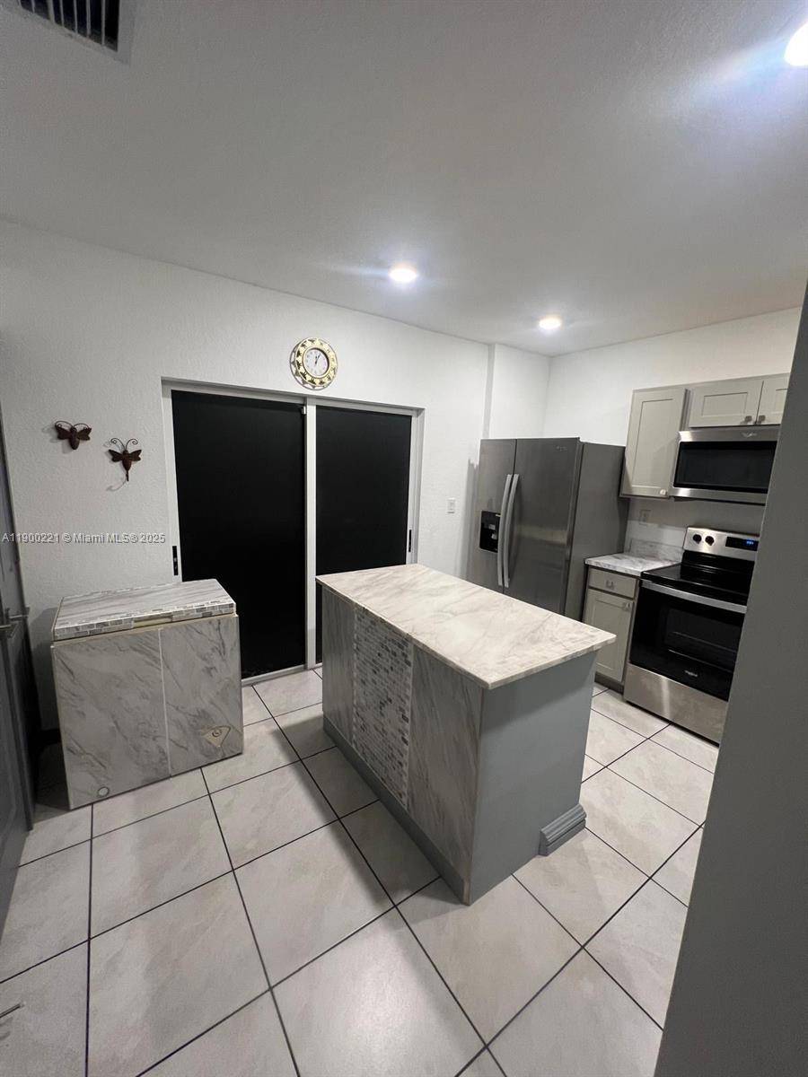 Stunning townhouse in Florida City's thriving area.
