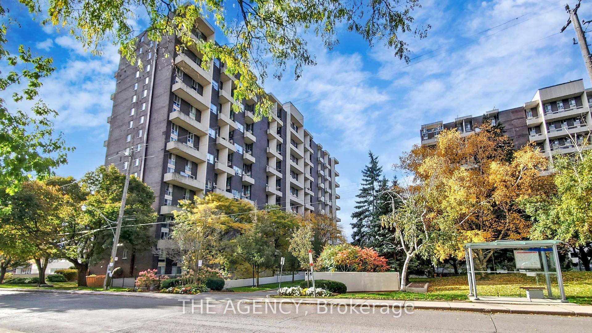Welcome to this stunning multi level unit in the High Park Swansea neighborhood.