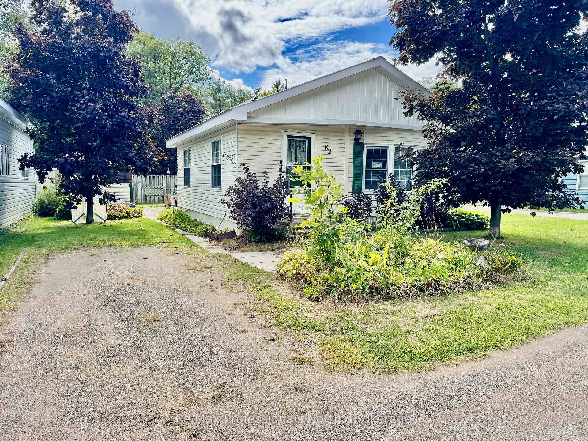 Located in phase two of Sunpark Beaver Ridge Estates, this 1 bedroom 1 bathroom year round mobile home boasts a spacious 645sqft floorplan with living room, an open concept kitchen ...