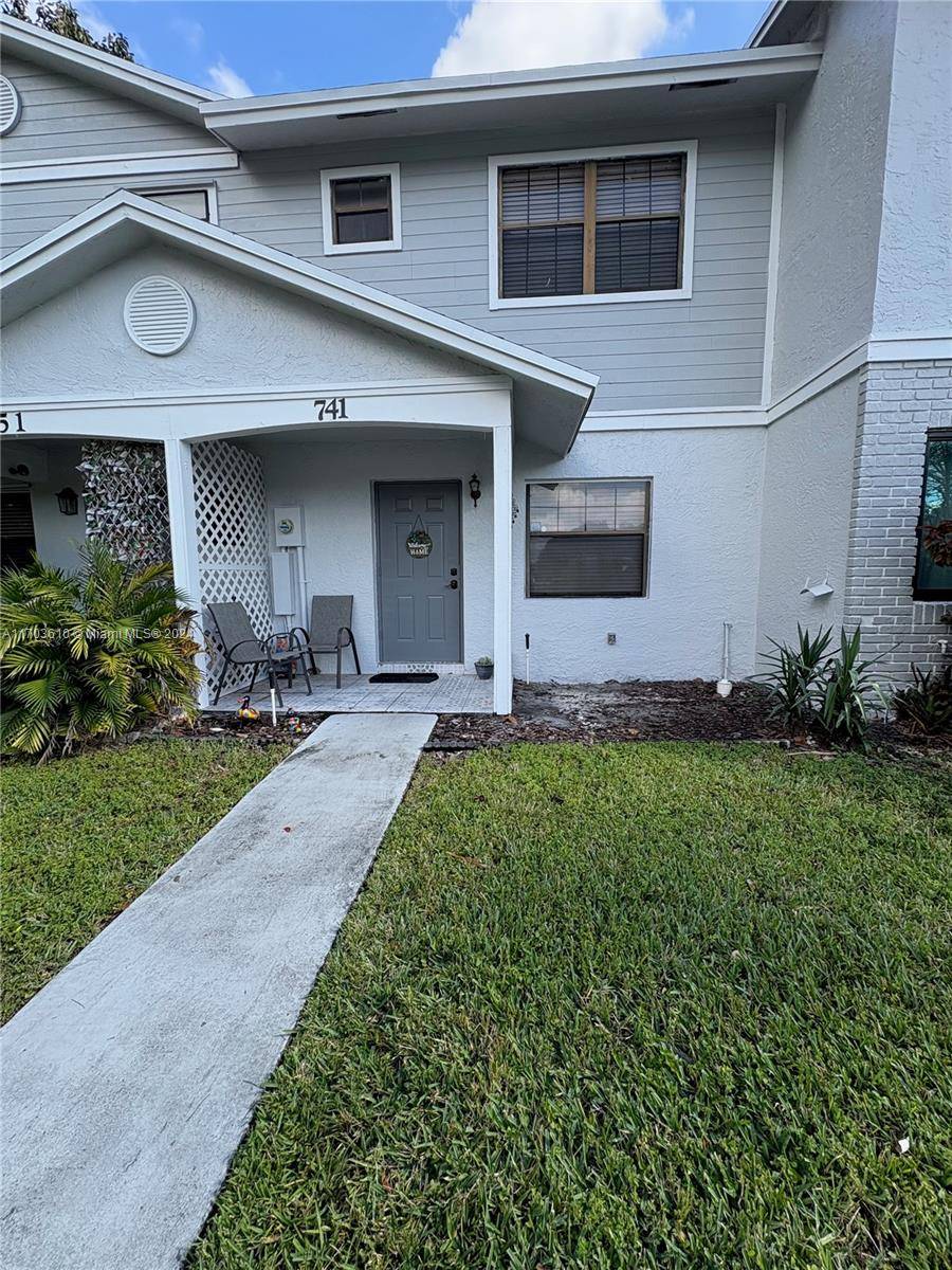 Beautifully renovated townhouse in the heart of Pembroke Pines !
