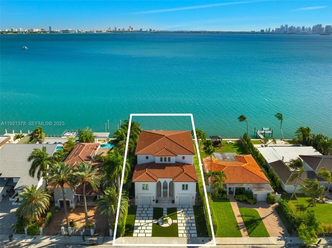 Experience wide, unobstructed, and extraordinary expansive open bay panoramic views of both the Miami and Miami Beach skylines from this exceptional island home.
