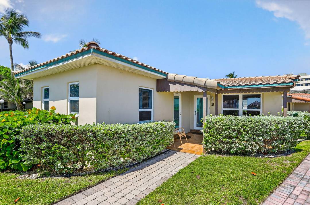 Prime oceanfront 2bath 2bath villa perfectly positioned on the most desirable stretch of South Florida's oceanside coastline.