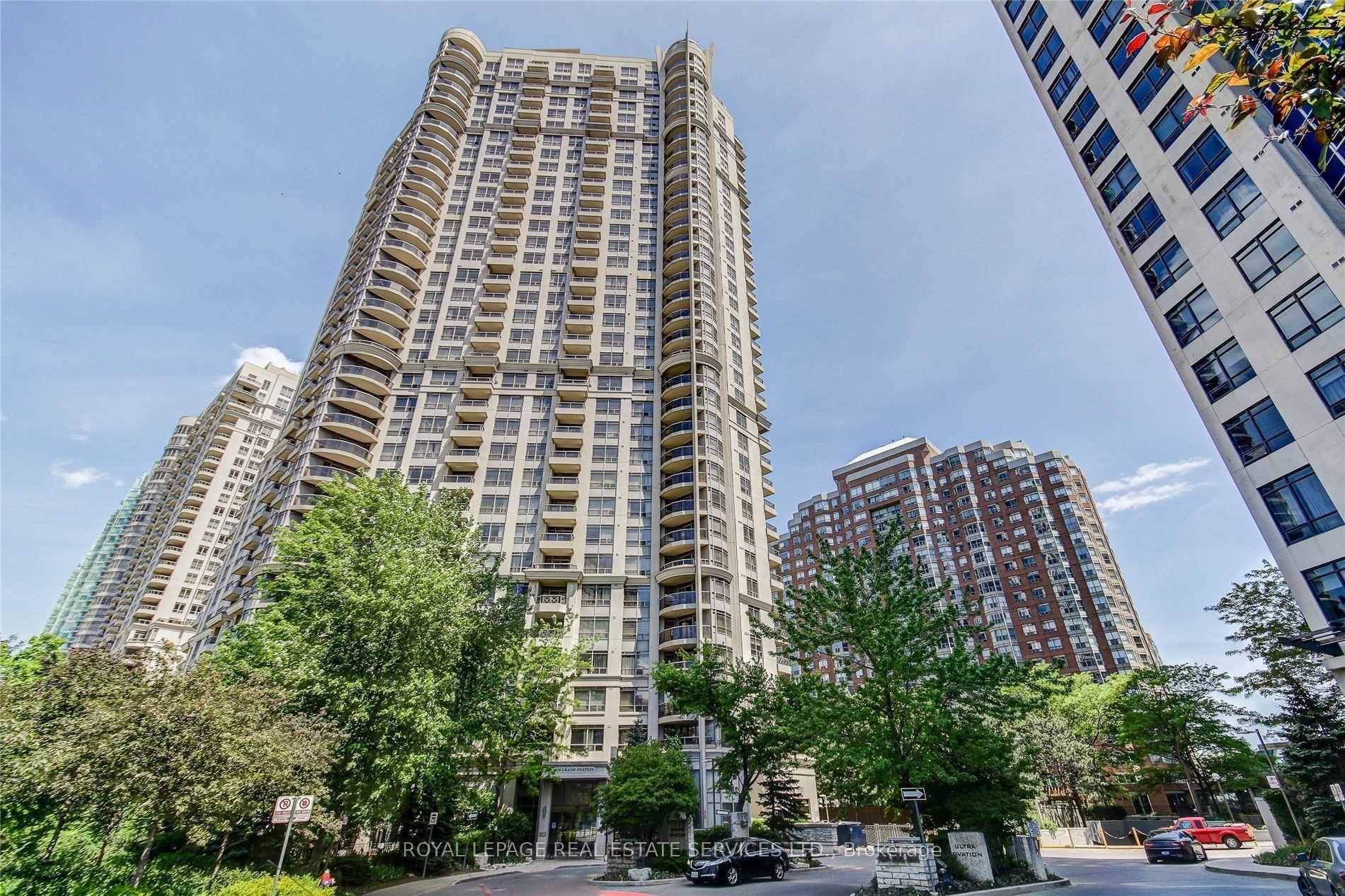 Fabulous 2 bdrm den 2 Bth New Renovated Condo in The Heart of Mississauga.