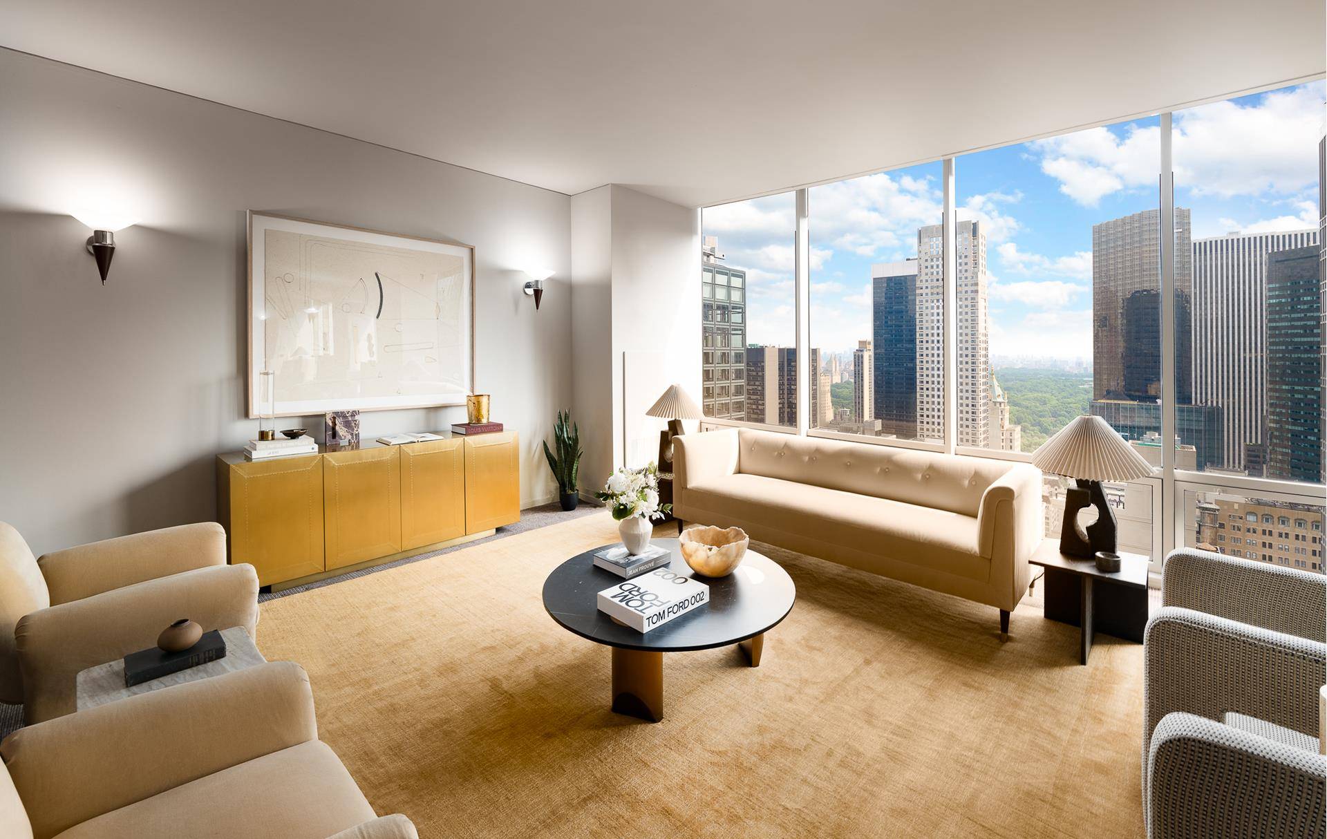 Harkening back to the fashionable era of Halston and pre millennium Gucci, this stylish high floor and extra large one bedroom flex two sits within one of the best lines ...