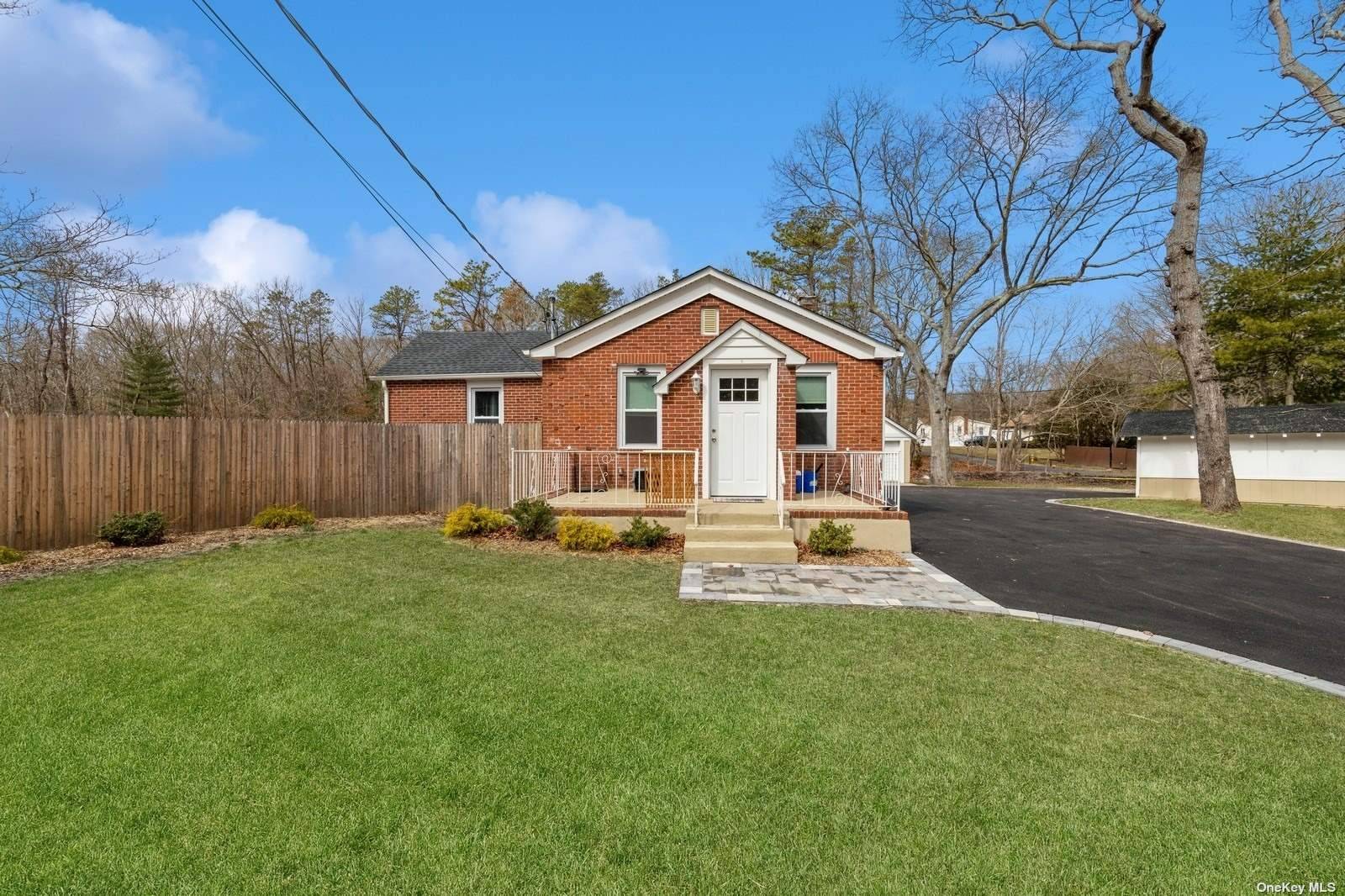 Beautiful renovated 3Brs Ranch on a large Lot.