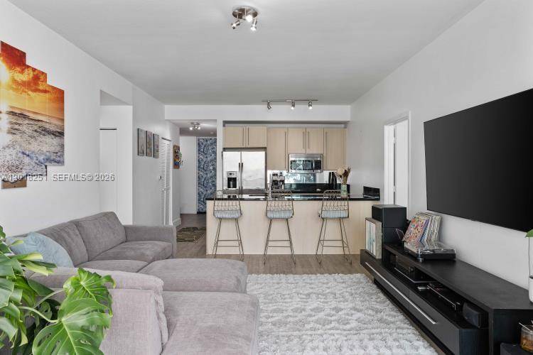 Beautiful 2 2 extra den office amp ; 2 parking spaces not tandem 4089 4054 Experience urban living at its finest in this wonderful 31st floor unit in Axis on ...