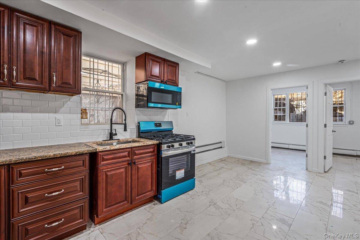 1stFloor amp ; 2ndFloor Duplex Units for rent, offer 5 bedrooms and 2 bathroom, backyard, 2 kichen, tenant pays utilities.