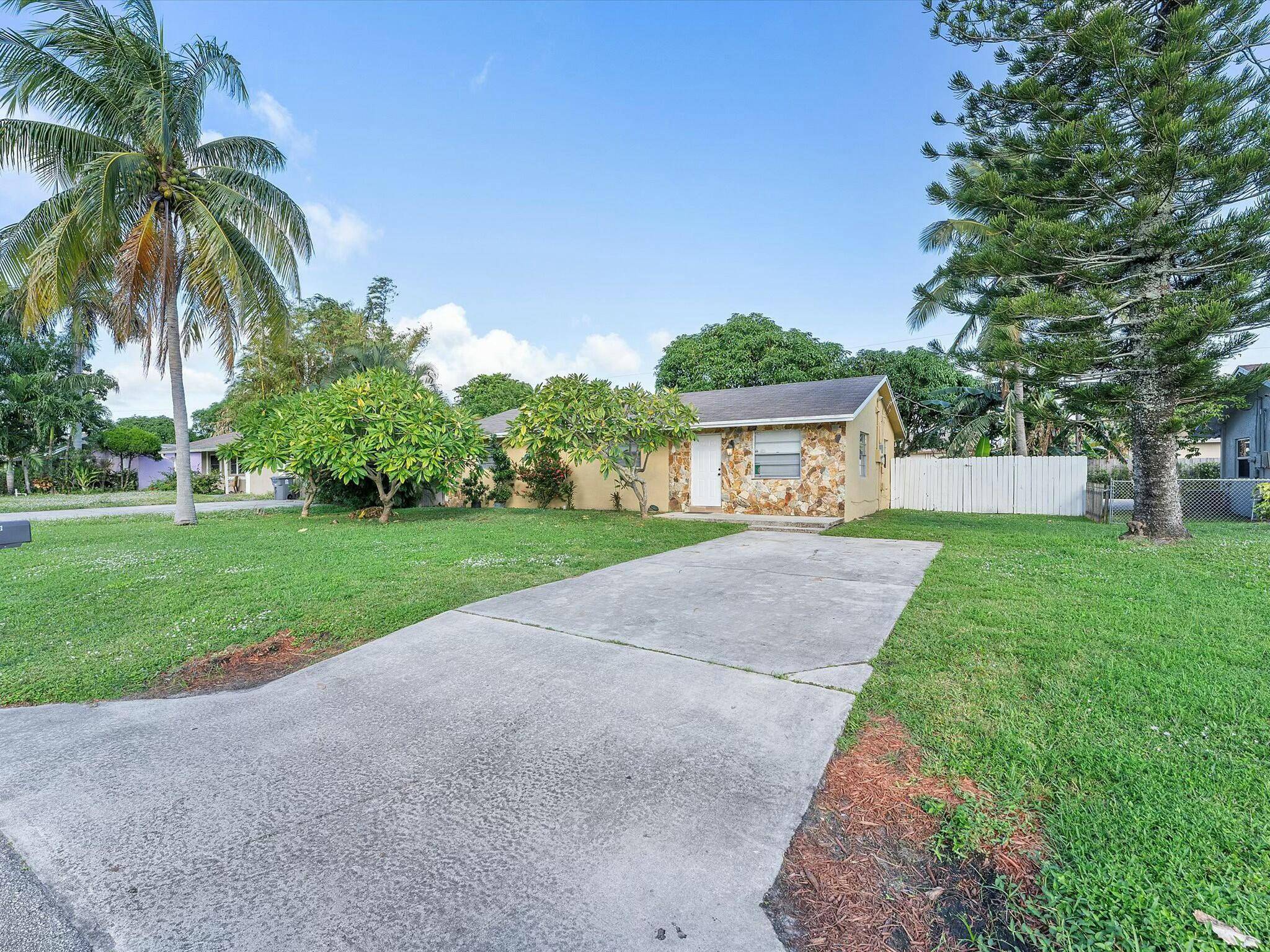 Welcome to this delightful property in the heart of Boynton Beach !