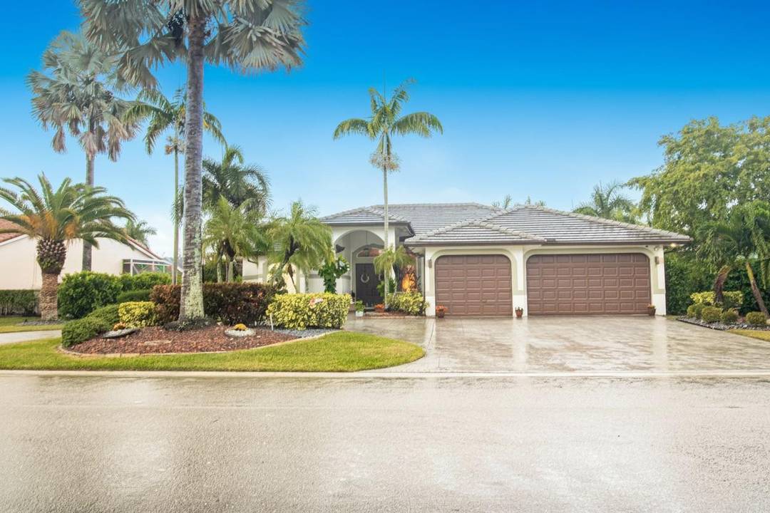 Beautiful 5 bedroom, 4 bathroom home, new roof, bathrooms recently remodeled, excellent location, close to A rated schools and shopping and close to Sawgrass express way.