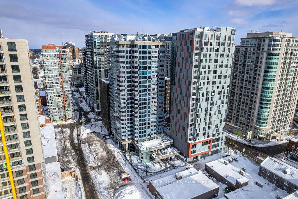 Experience luxury living at 160 George Street, a prestigious address in Ottawas dynamic Byward Market !