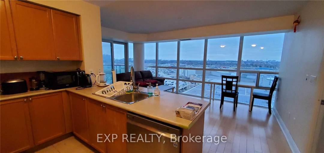 Luxury Urban Living, Spacious, Bright, 2 Bedroom W 2 Washroom Suite.