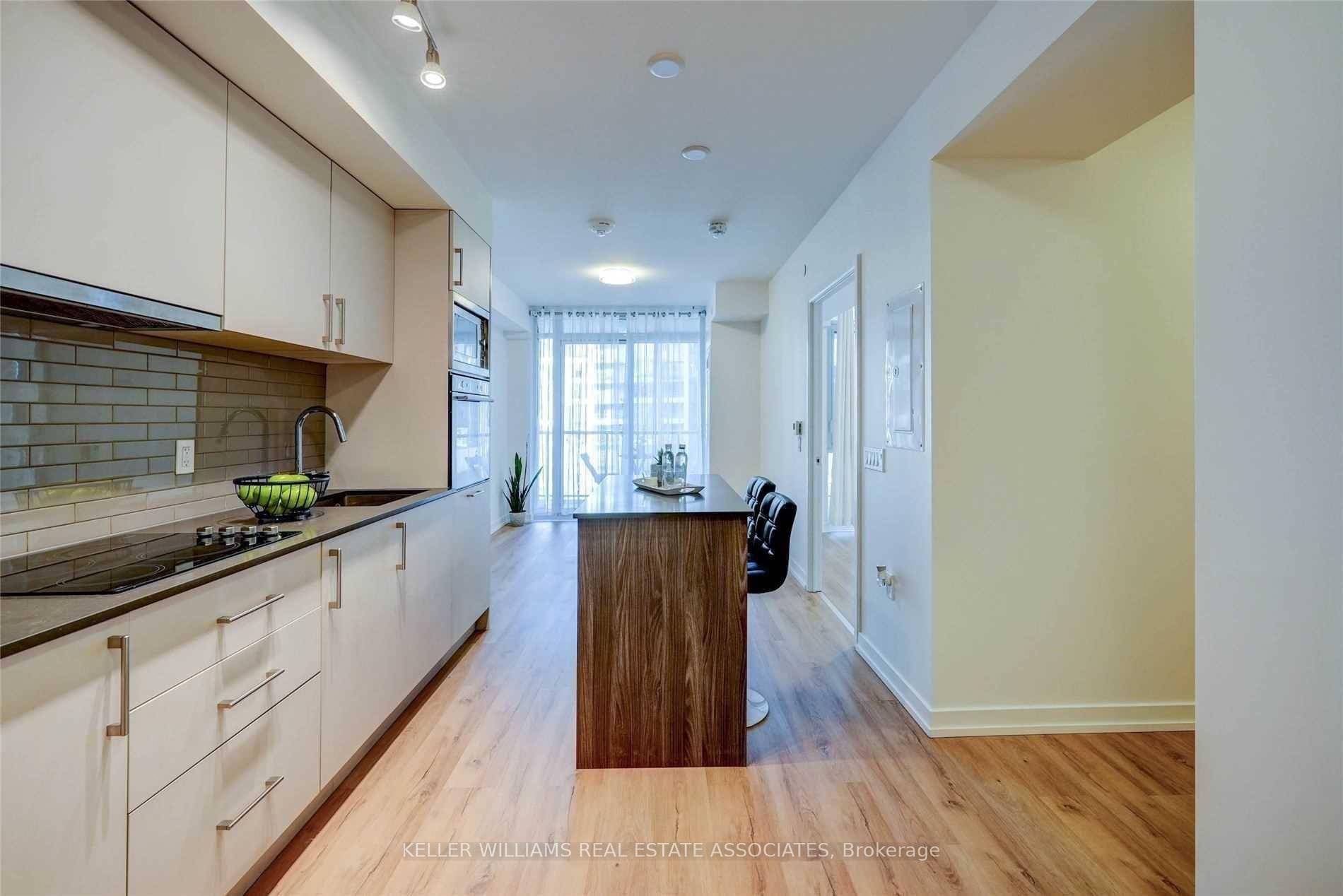 Welcome to the highly coveted Minto West, an award winning architectural masterpiece recognized by OHBA BILD for its excellence, perfectly situated in the heart of King West, one of Toronto's ...
