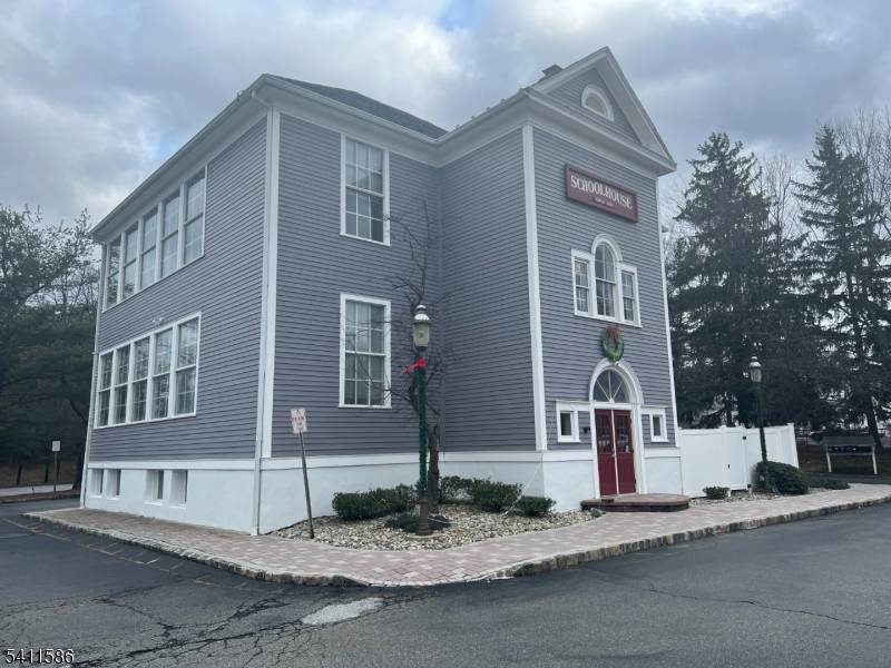 Building Large windows, high ceilings, lots of natural light, creating an inviting work space perfect perfect for Medical or professional use.