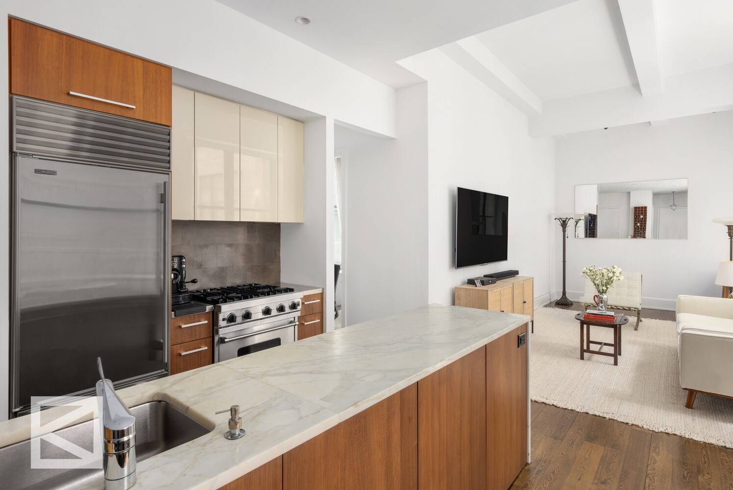 Located at the iconic intersection of Park Avenue South and 21st Street, this pre war, full service condominium embodies top tier luxury with flawless design, exceptional scale, and proportion.