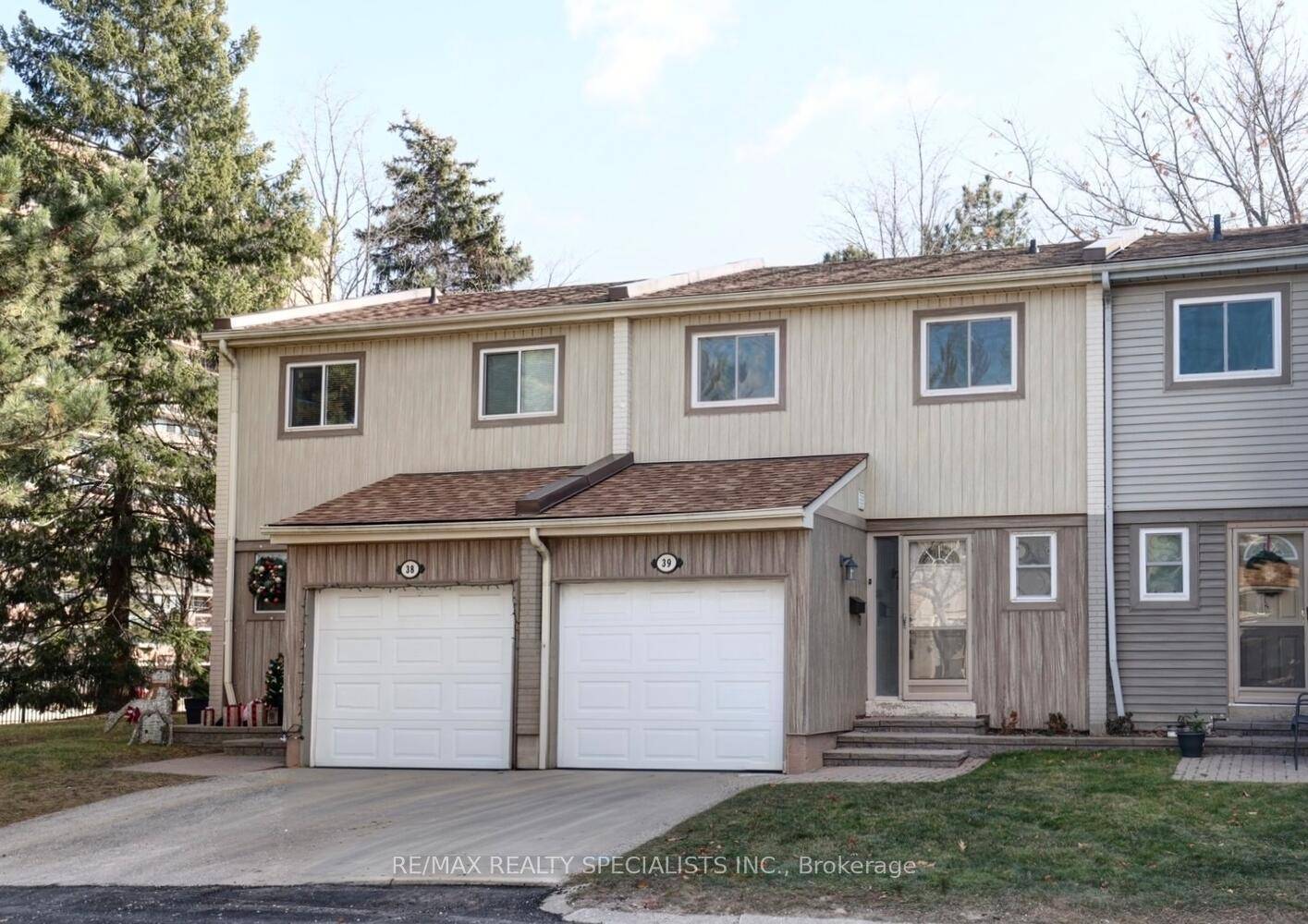Fantastic 3 bedroom townhome with single car garage located in the family friendly neighbourhood of Erin Mills.