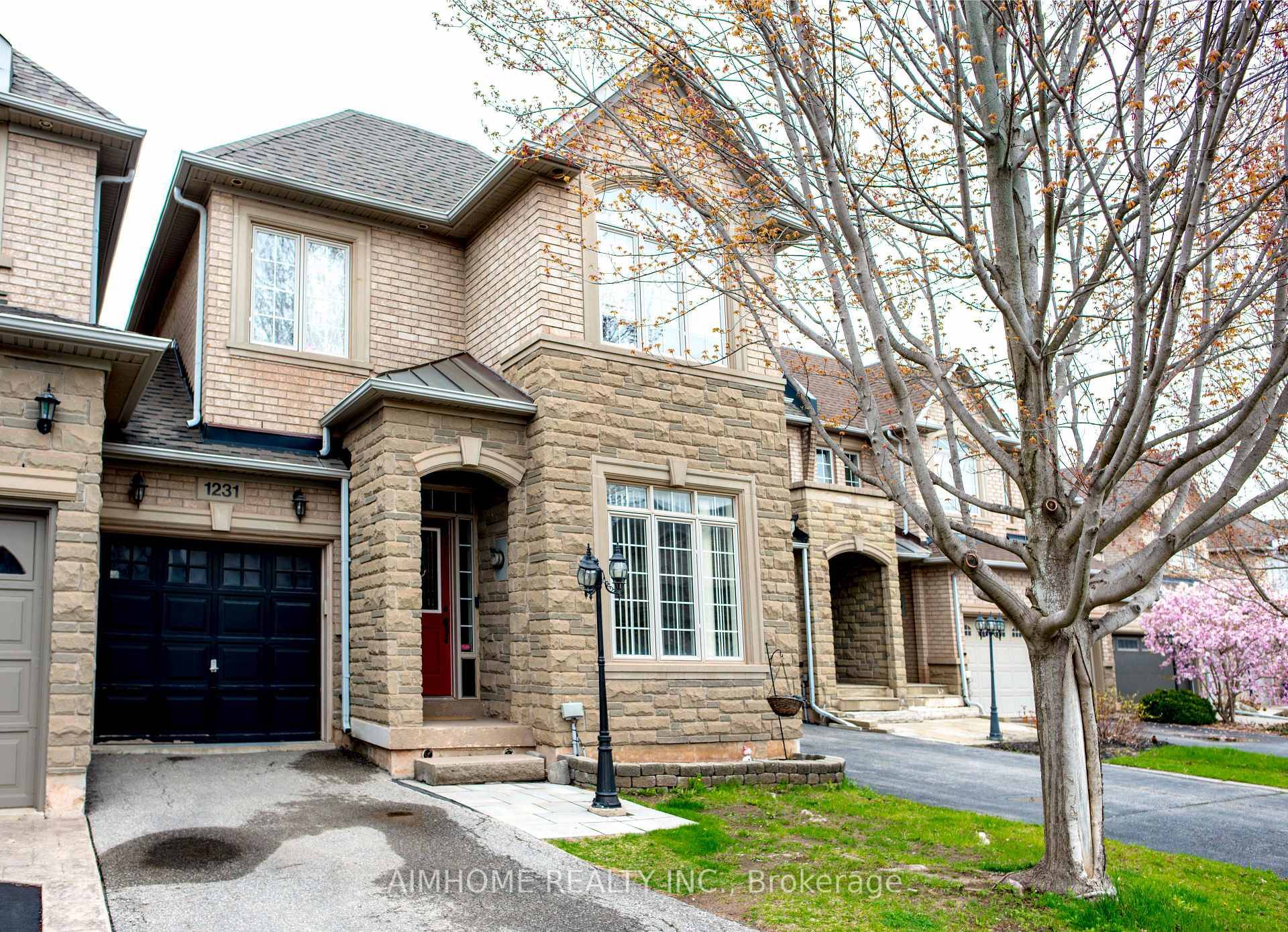 Must See Spacious 3 bedrooms Townhouse at Joshua Creek Area.