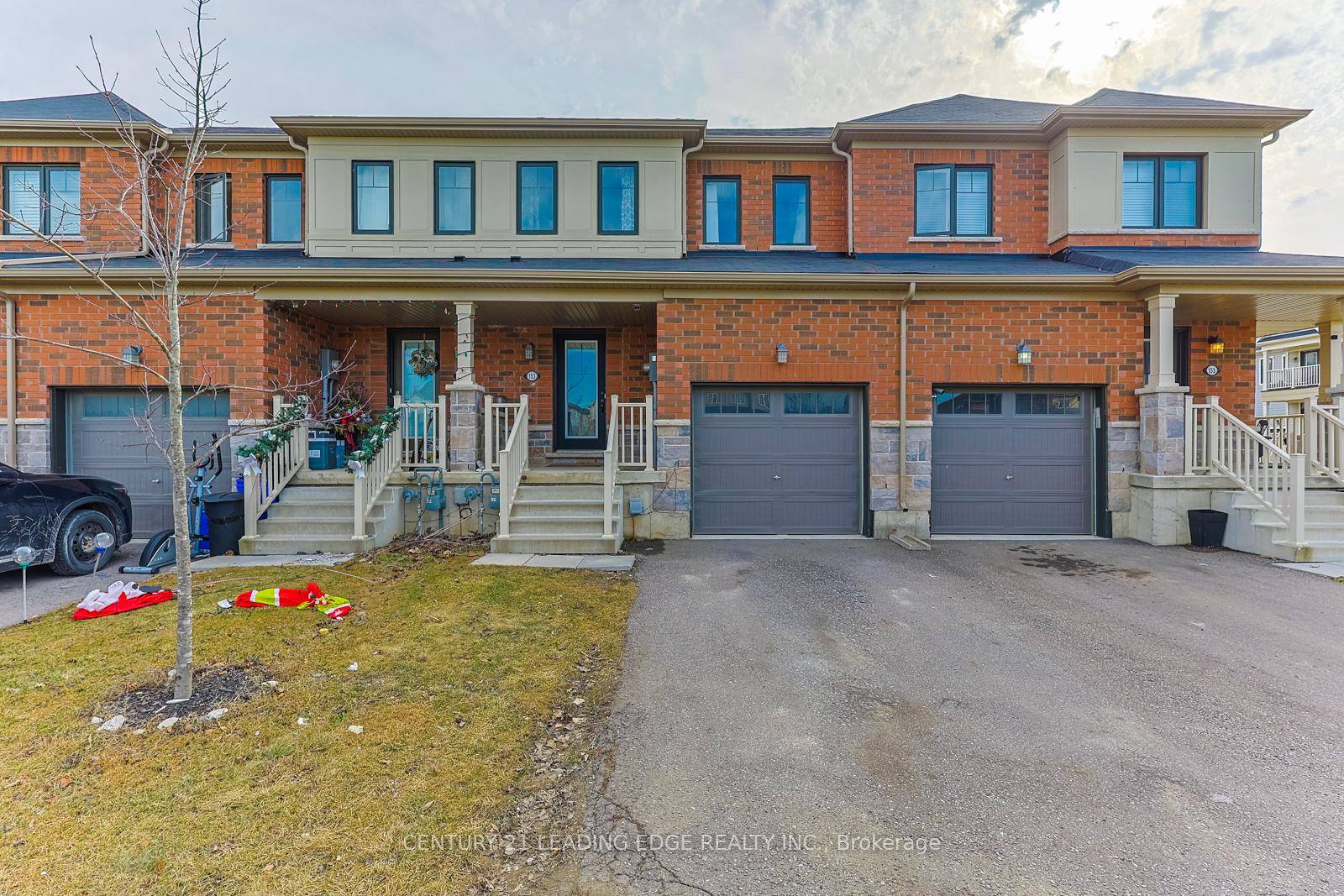 This modern 3 bedroom freehold townhouse in Caledonia, built in 2018, offers contemporary living in a growing community.