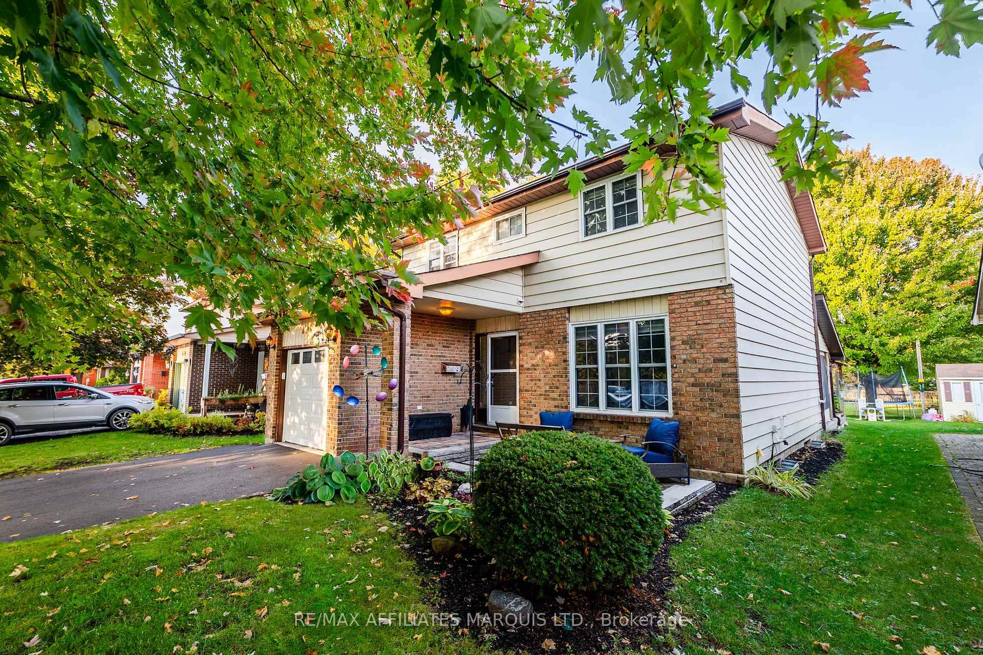 This family home is spacious, inviting, and located in a beautiful neighbourhood.