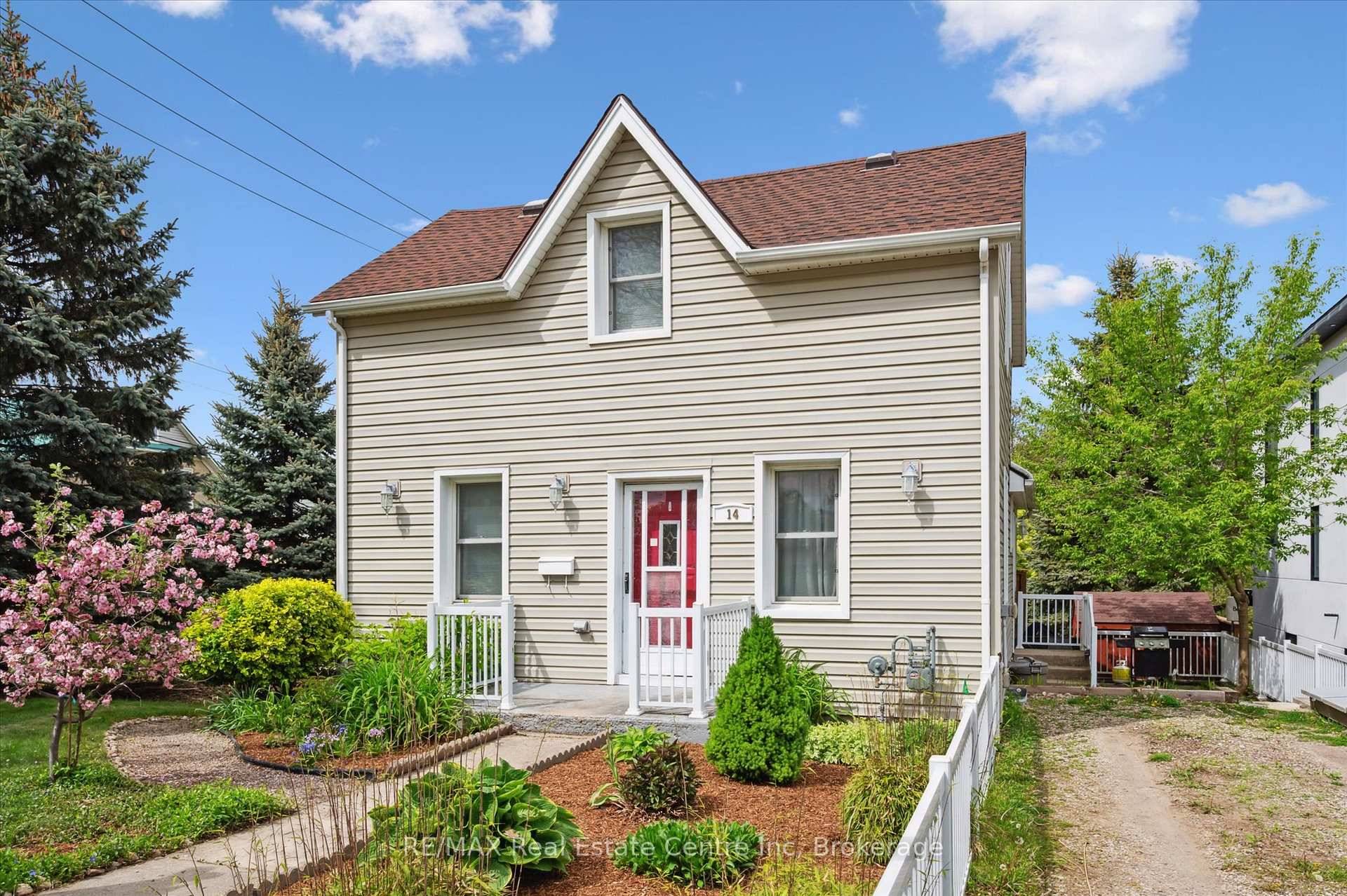 Sensational and Delightfully Spacious Home in Elmira !