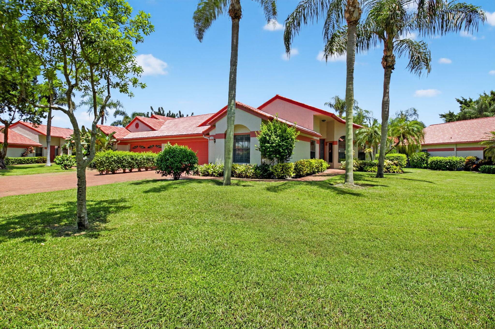 Beautiful light and Bright villa with 2 bedrooms plus a large Den that can easily be converted to a 3rd bedroom and a 2 Car Garage !