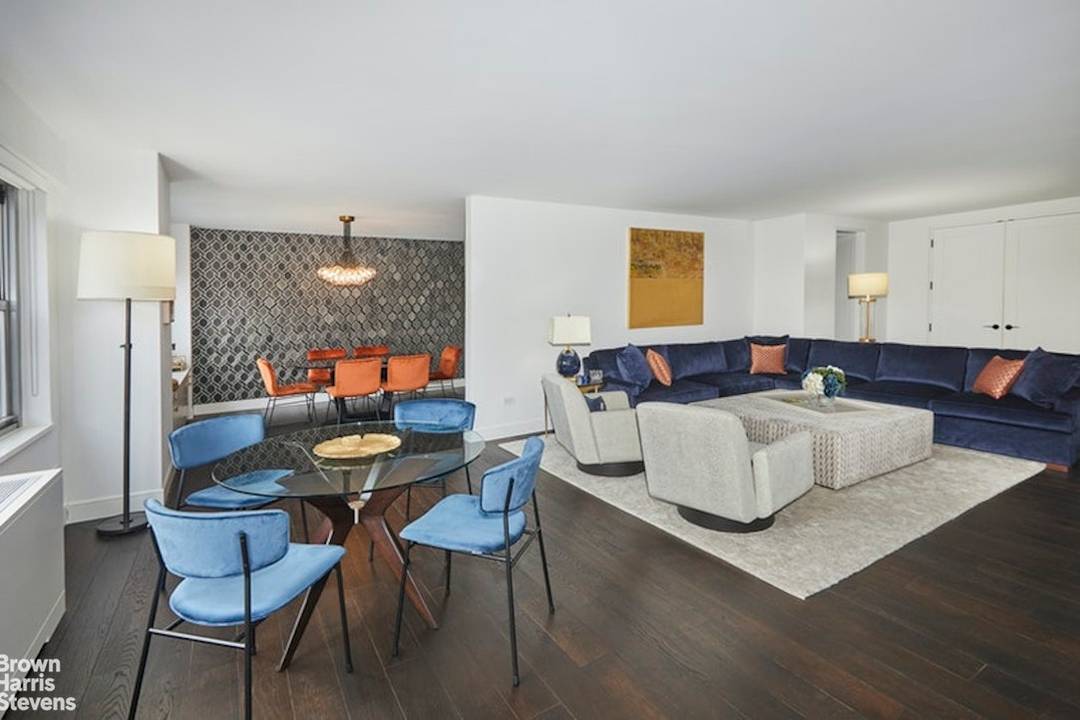 It's rare recently that an apartment on Park Avenue comes on the market that needs absolutely no work !