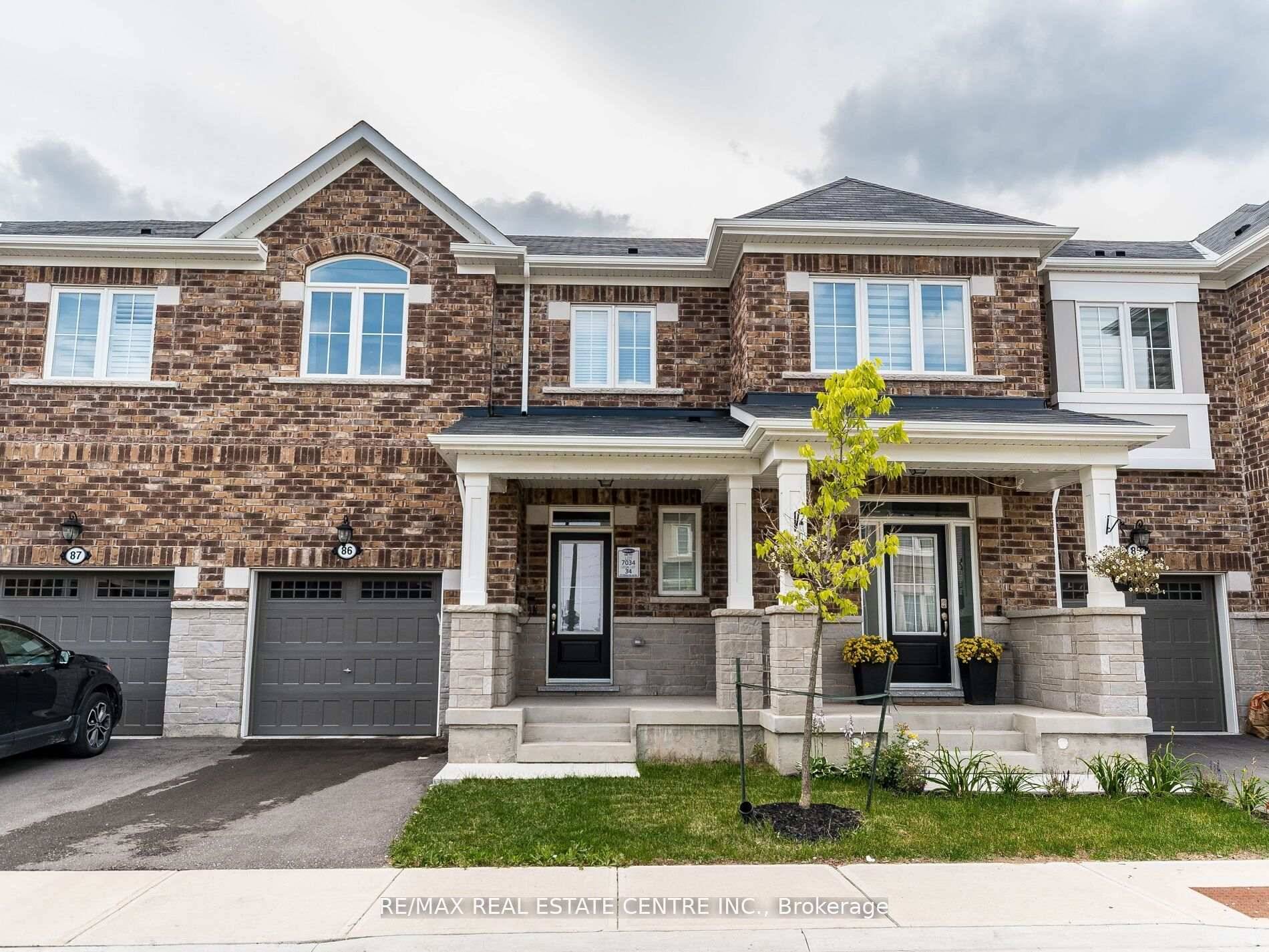 This 2 storey townhouse features a bright and spacious open concept main floor that boasts smooth 9 ft.