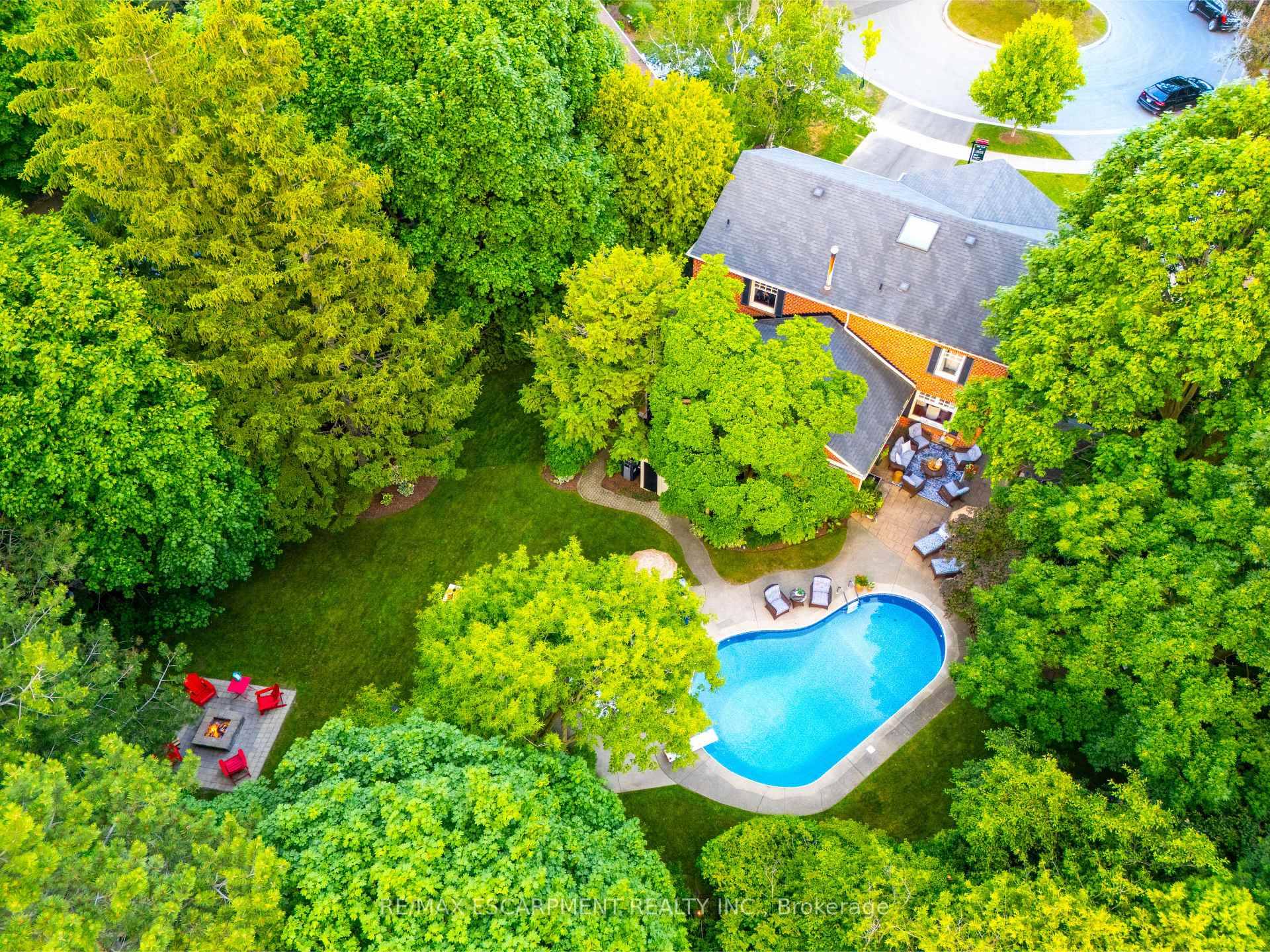 Tucked into a prestigious cul de sac off Mississauga Road, this Kingbird beauty is the total package inside and out.