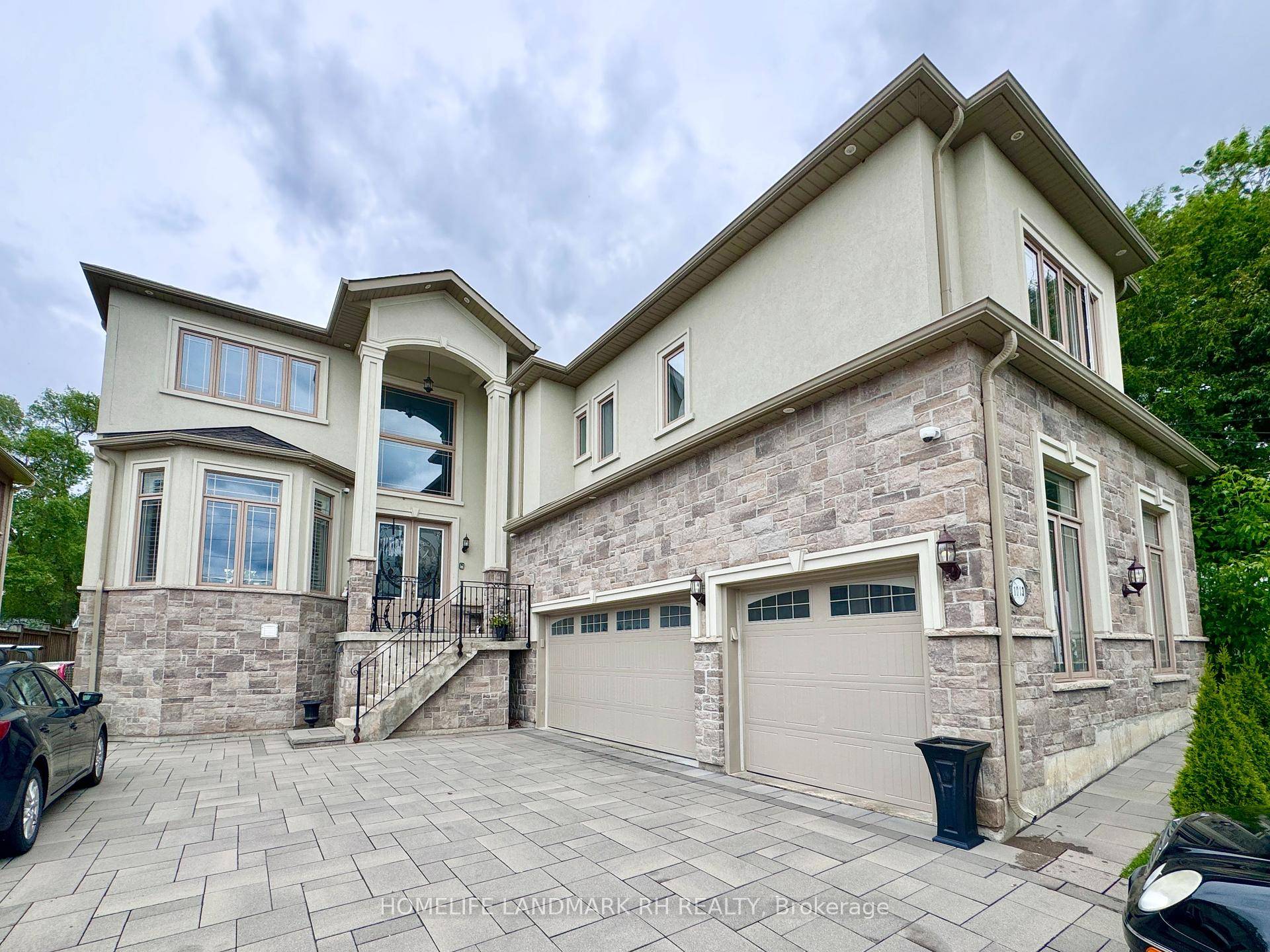 Bright and Spacious Coach House on top of garage w separate entrance and separate kitchen laundry !