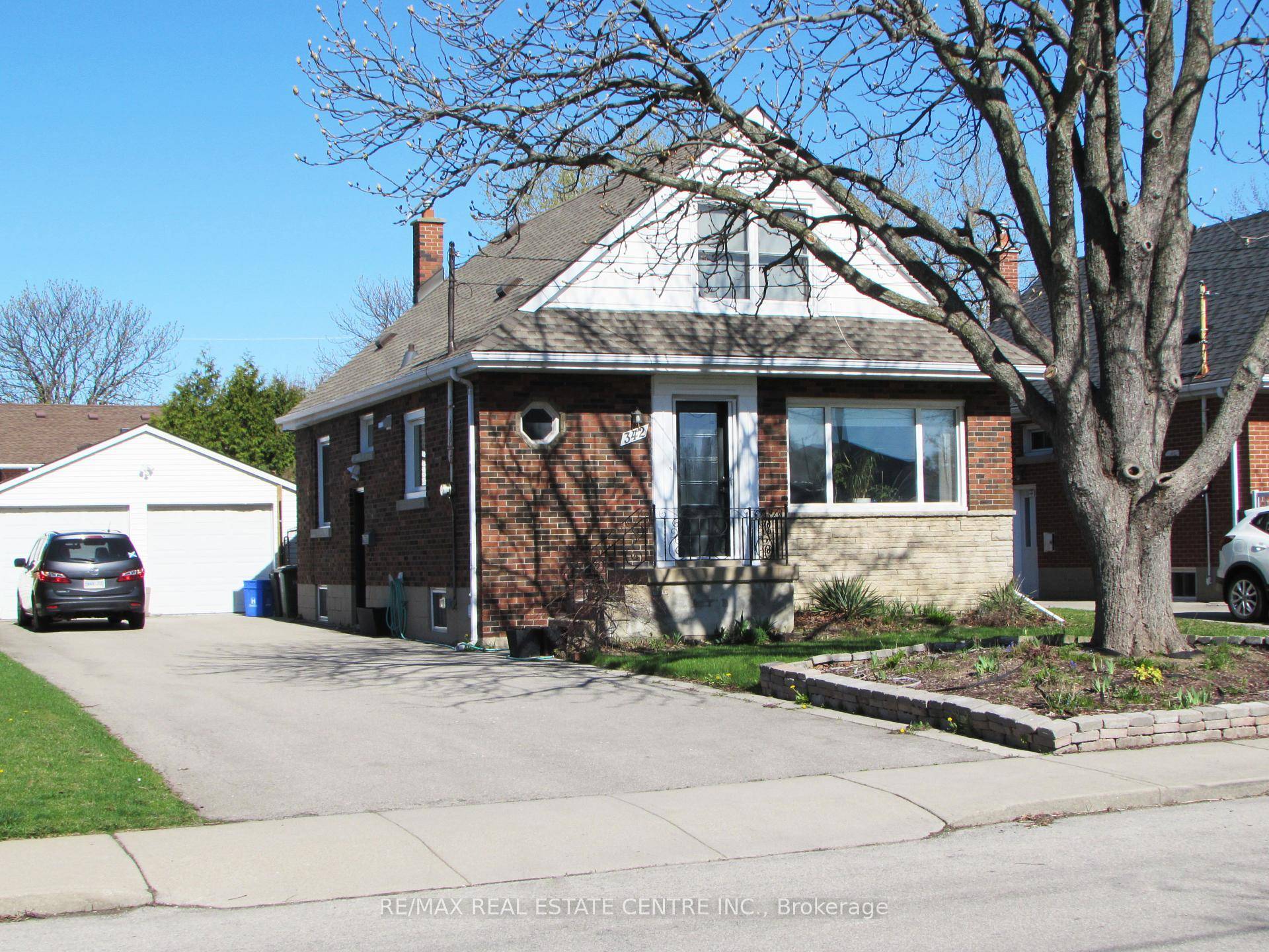 Welcome to this spacious 4 bedroom, 2 bathroom home located in one of Hamiltons most desirable mountain neighbourhoods.