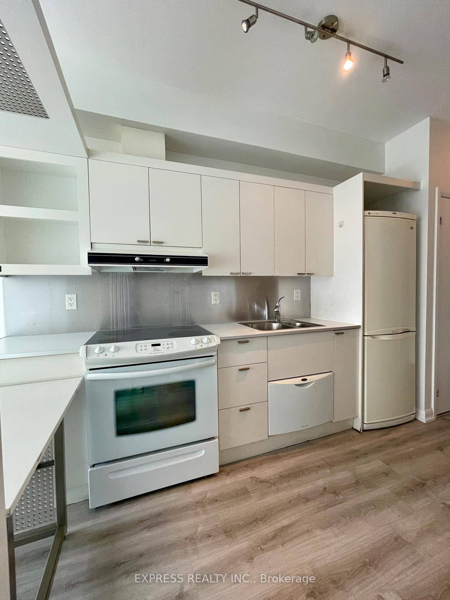 Open Concept Bachelor Unit W Bright West Exposure amp ; Walkout To A Large Balcony At One City Hall Bay amp ; Dundas.
