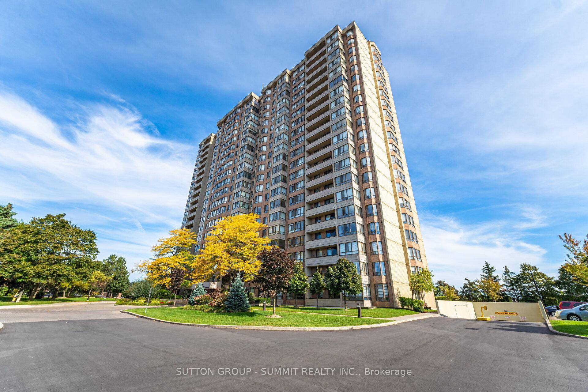 Welcome to 100 County Crt Blvd, Unit 1005 in the very sought after and prestigious Crown East building.