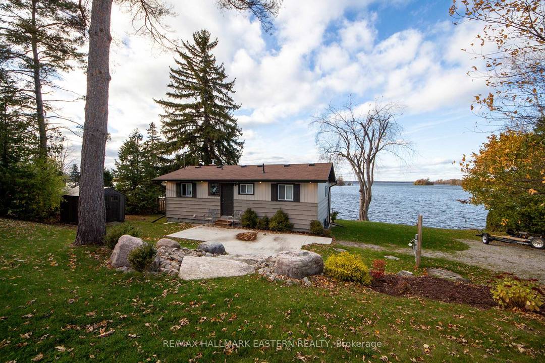 Located on Emerald Isle in Ennismore, this 2 2 bedroom, 2 bathroom bungalow offers plenty of natural light with large windows overlooking Buckhorn Lake.