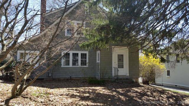 Absolutely charming, and a stones throw from town.