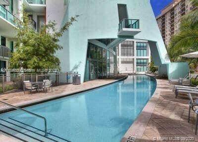Excellent location in Miami Beach, modern 2 story condo, 2 bedroom, 2 bath plus Den, very bright interiors, nice size backyard with convenient easy access to the street.