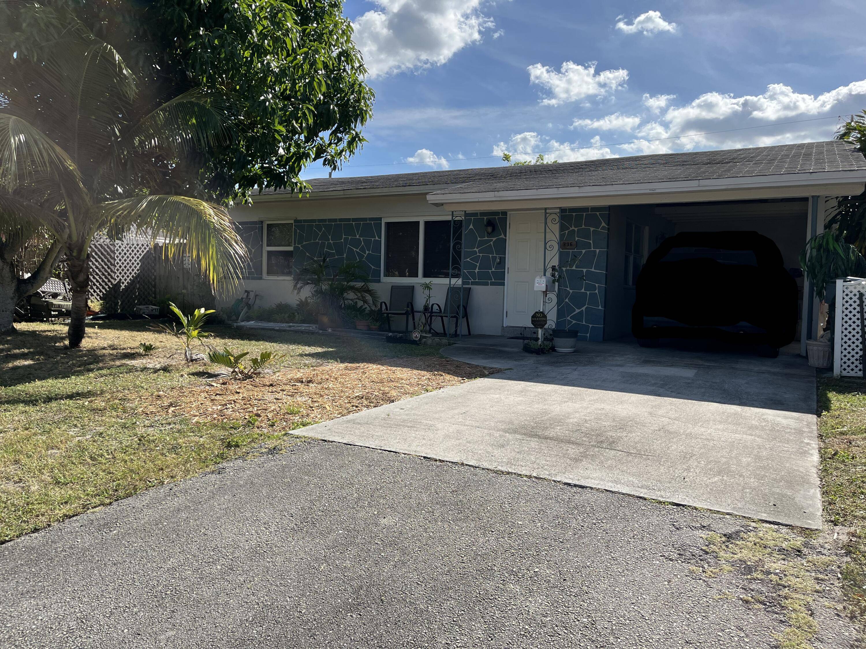 Price reduced to move ! This adorable original cabana style Oakland Park home is ideal for those seeking a turn key income property or downsizing.