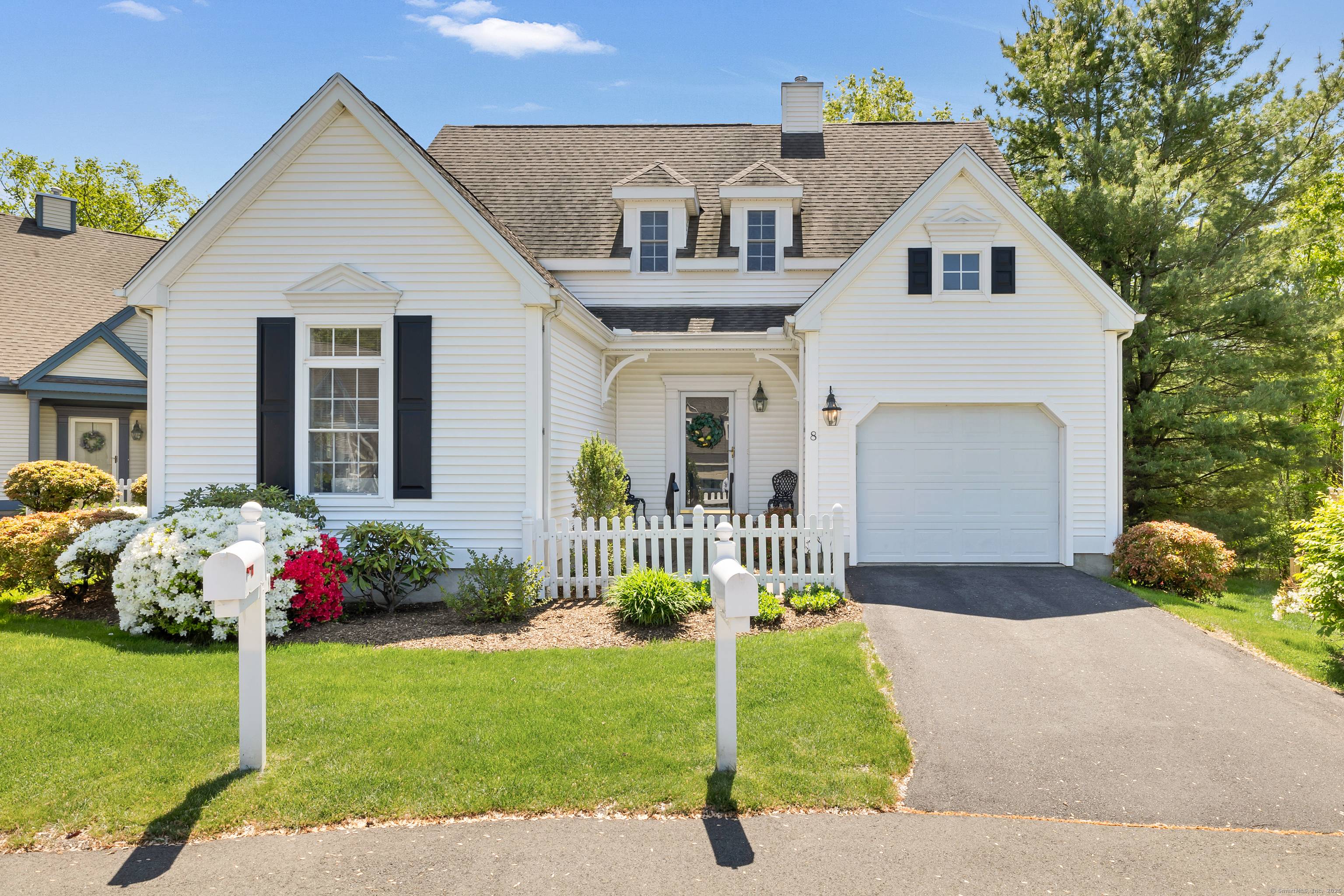 Welcome home to this well maintained, free standing condo in the sought after O'Meara Farms !