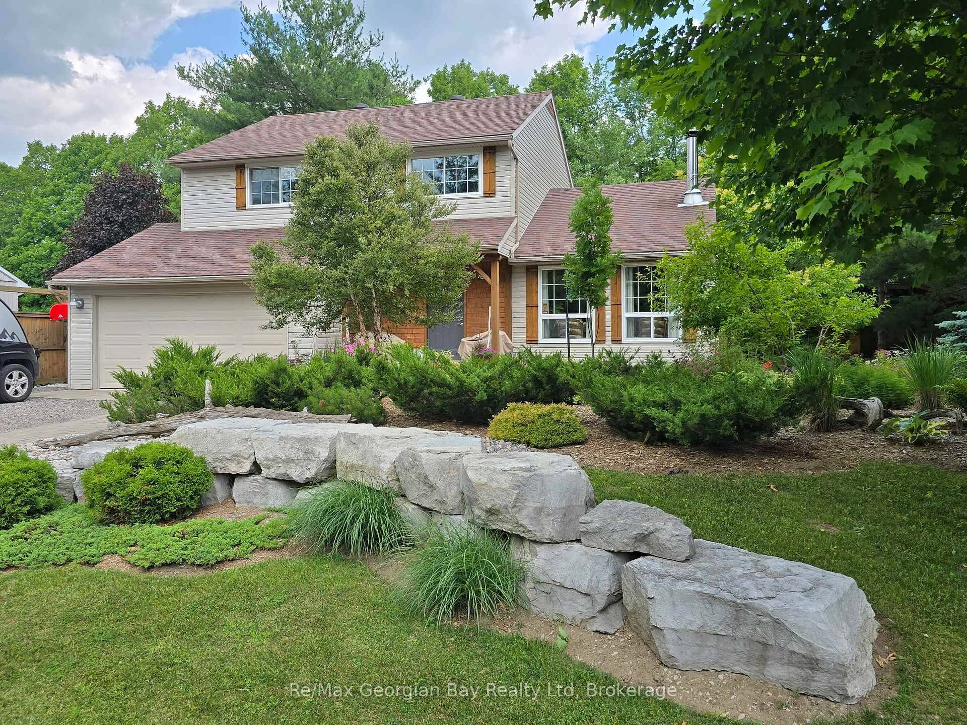 Welcome to your private oasis in beautiful Sugarbush featuring a beautiful 3 1 bedroom, 3 bathroom home on approximately 1 2 an acre corner lot with a dead end beside ...