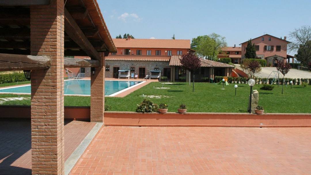 The resort has an area of about 5 hectares on which 5 buildings are developed for about 8000 square metres of usable covered surface area.