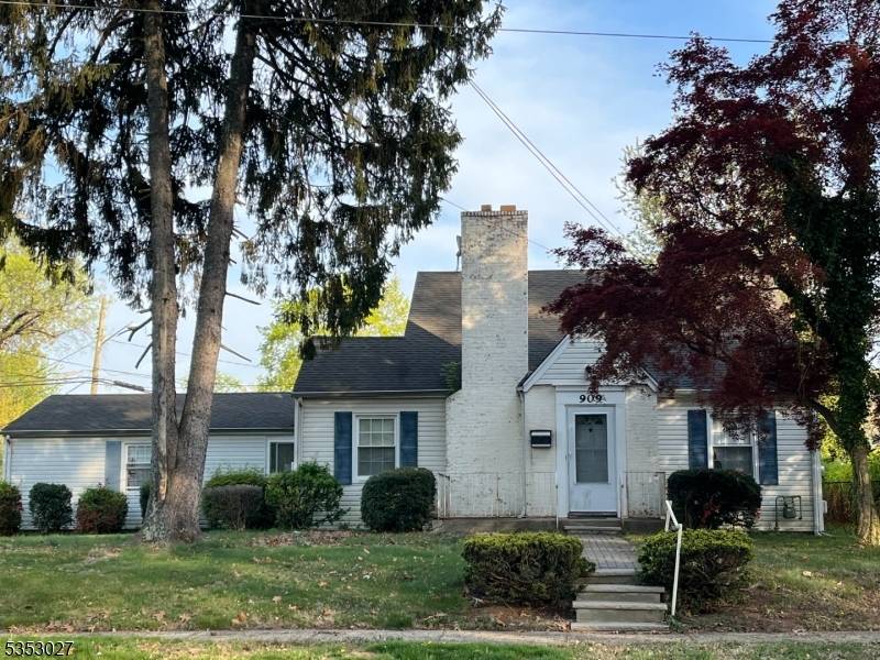 This hidden gem is nestled in the well sought after Cedarbrook Area.