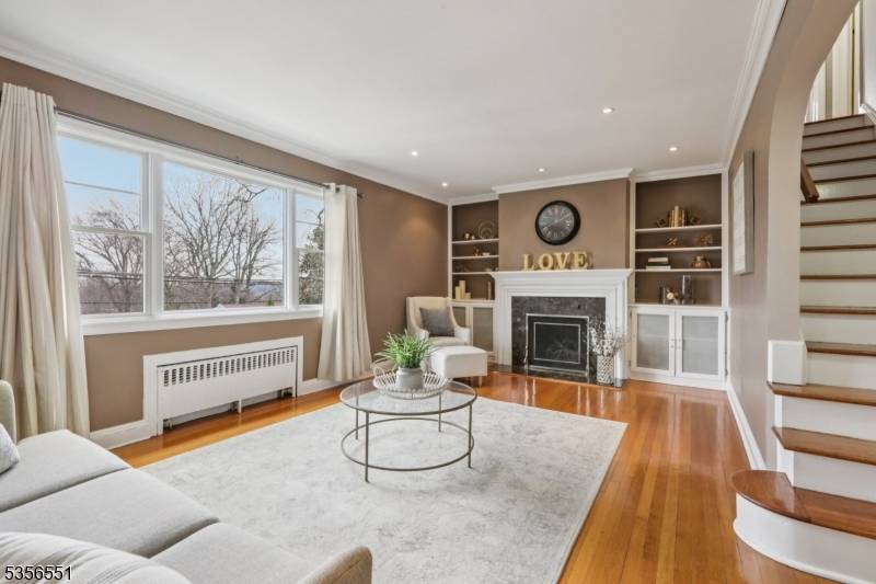 Beautiful neighborhood, well maintained home, with privacy and great views Welcome home !